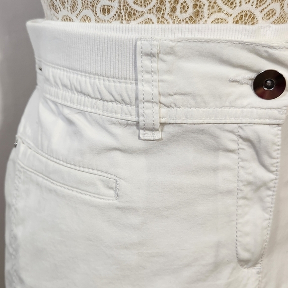 Chico's Women White Zip Close Pockets Button Hem Elastic Waist Cropped Pants 0.5 - Picture 4 of 12